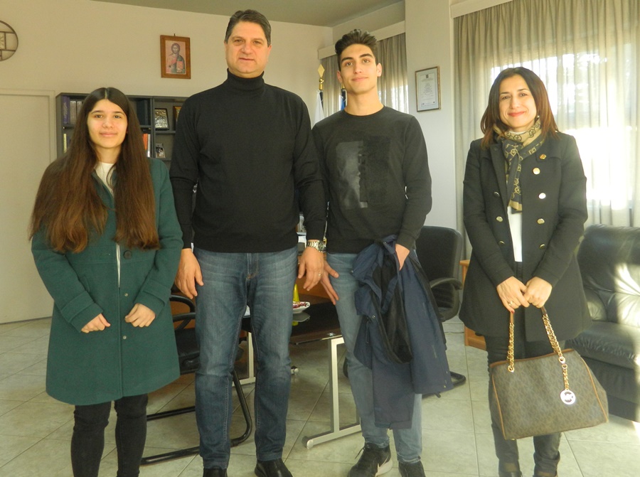 ΕΠΙΣΚΕΨΗ ΤΩΝ ΔΥΟ ΜΑΘΗΤΩΝ ΣΤΟ ΔΗΜΑΡΧΟ