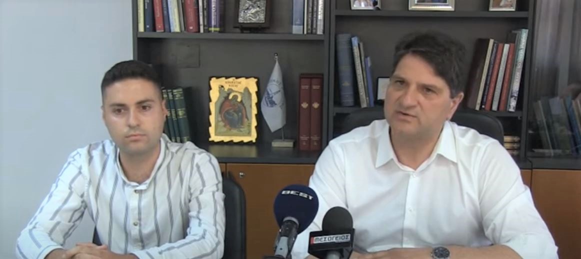 O Δήμαρχος ευχαριστεί τον επιχειρηματία για τη δωρεά στο Δήμο 
